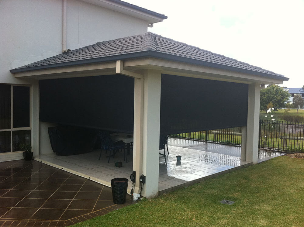 Outdoor Enclosed Roller Screen Patio